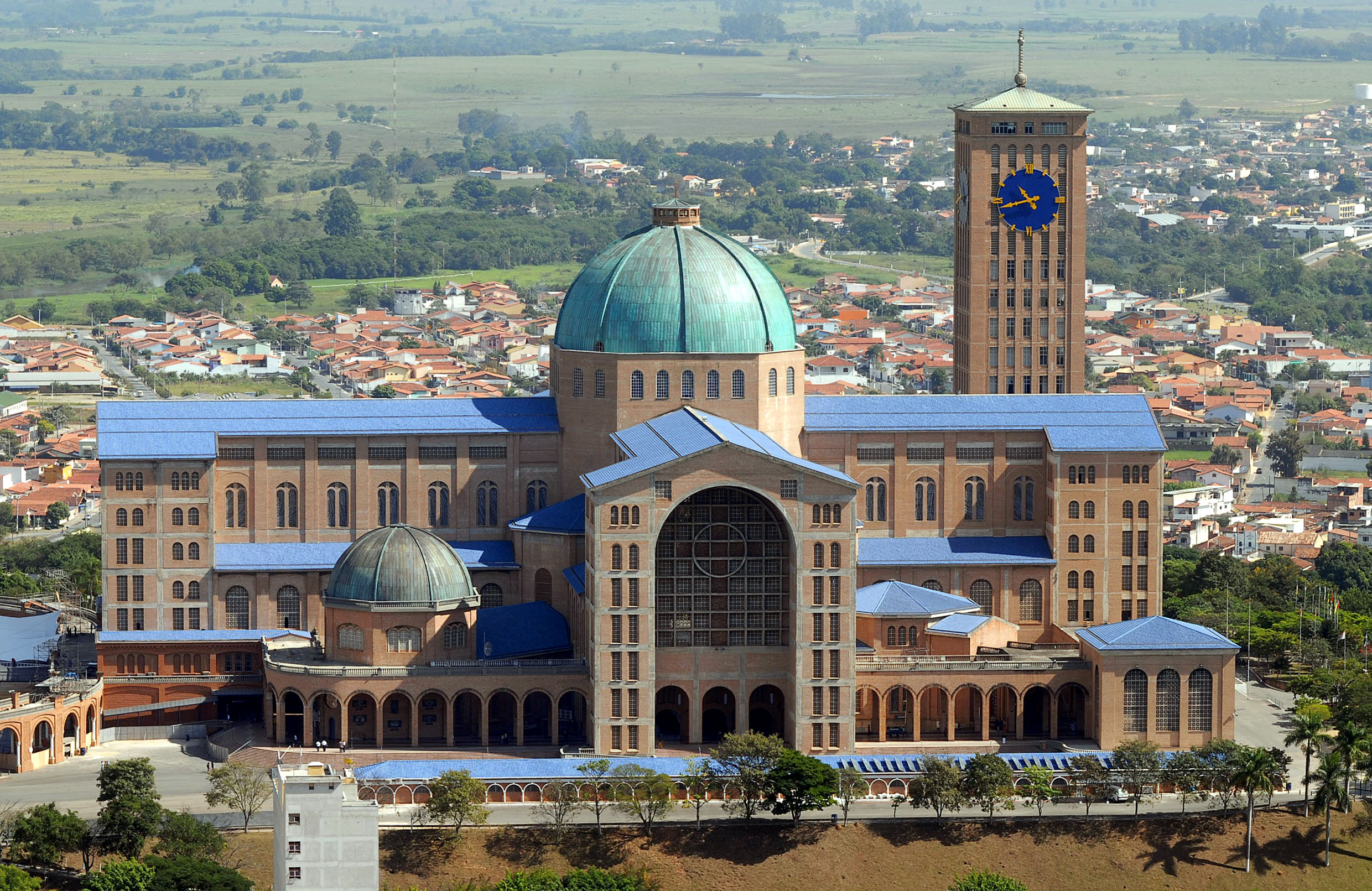 Basilica_of_the_National_Shrine_of_Our_Lady_of_Aparecida,_2007