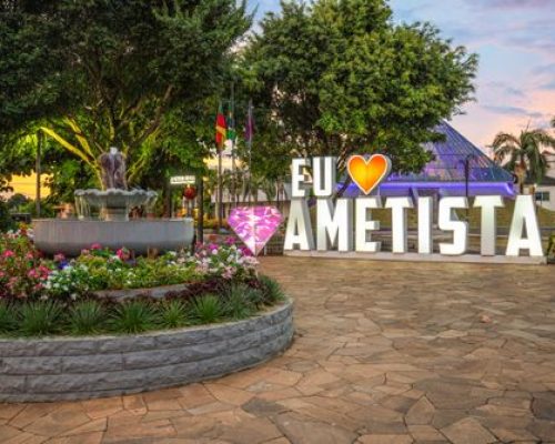 Letreiro de Eu Amo Ametista na Praça Central Local: Ametista do Sul - Rio Grande do Sul Data: 03/2025 Código: 18GG915.jpg Autor: Gerson Gerloff