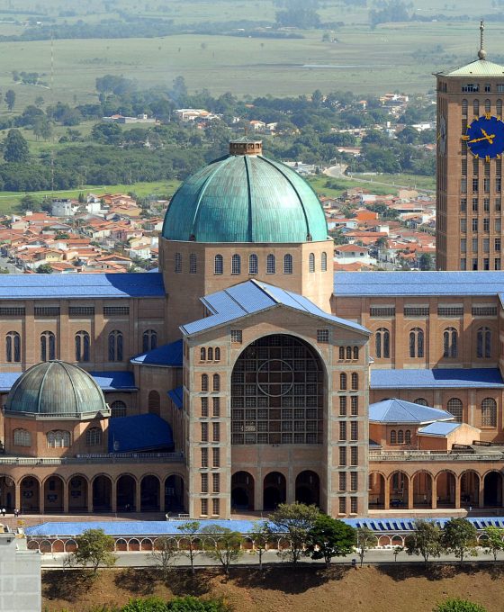 Basilica_of_the_National_Shrine_of_Our_Lady_of_Aparecida,_2007