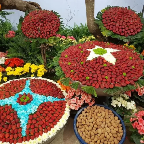 festa-do-morango-de-atibaia-conheca-as-principais-atracoes-mesa-com-morangos-conexao123