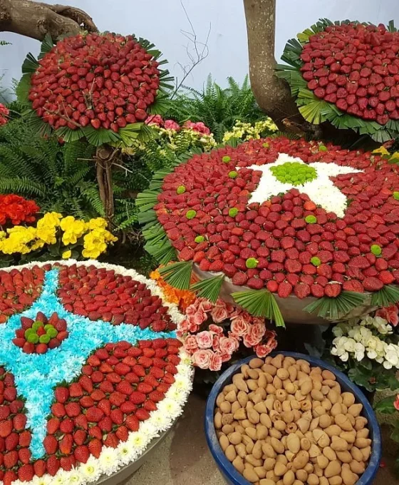 festa-do-morango-de-atibaia-conheca-as-principais-atracoes-mesa-com-morangos-conexao123